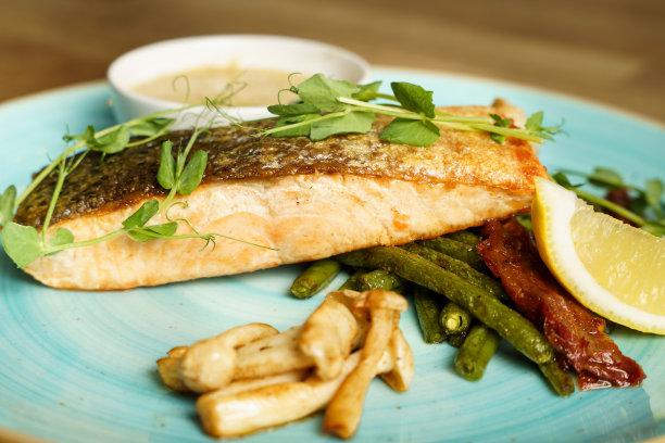 烤三文鱼配青豆、食材蘑菇和莳萝酱图片下载