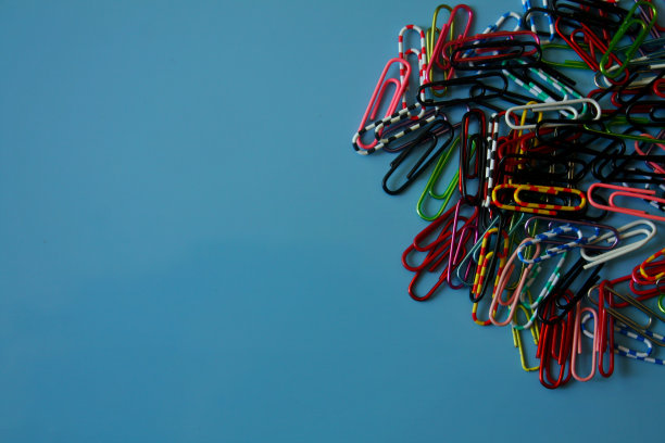 五颜六色的回形针图片下载