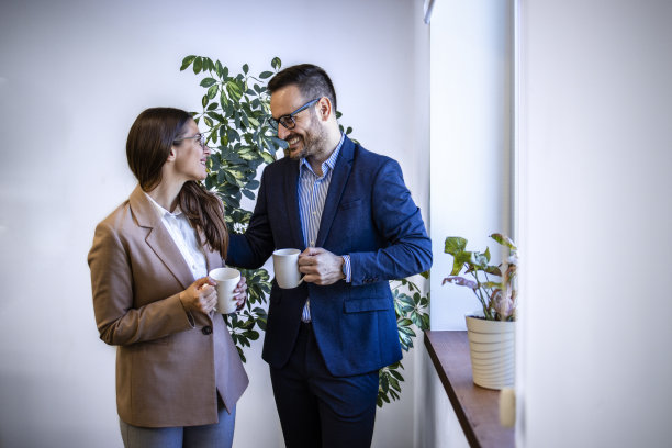 同事们喝着咖啡，享受着工作的空闲时间。图片下载