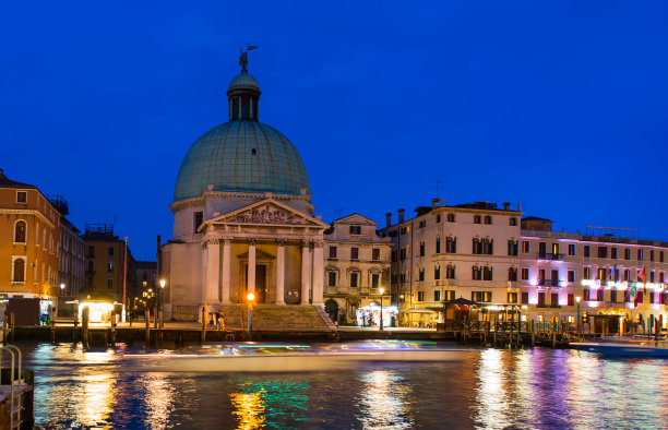 大运河和圣玛丽亚大教堂致敬，威尼斯，意大利和阳光明媚的一天图片下载