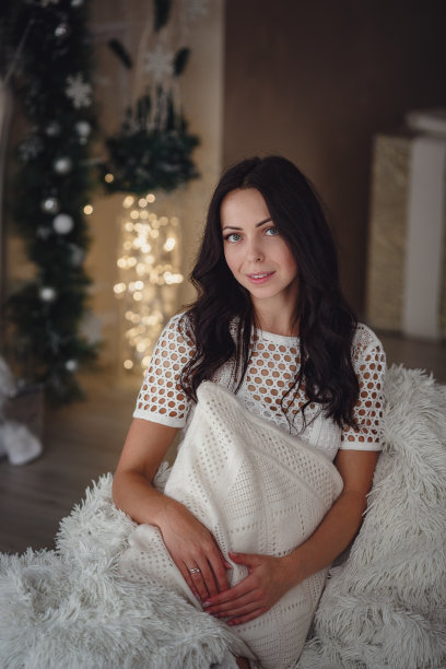 快乐的年轻女子在家里卧室的壁炉旁喝咖啡或茶图片下载