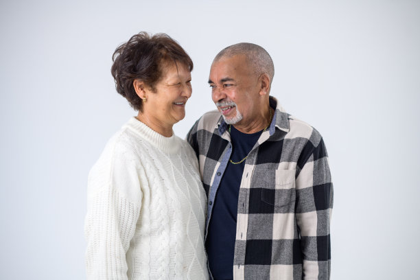 美丽的老夫妇在爱看着对方的工作室肖像笑图片下载