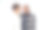 美丽的老夫妇在爱看着对方的工作室肖像笑图片下载