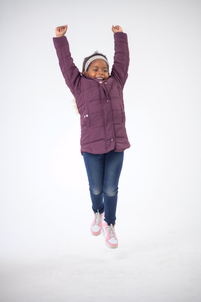 兴奋的非洲年轻女孩工作室全长跳跃肖像图片下载