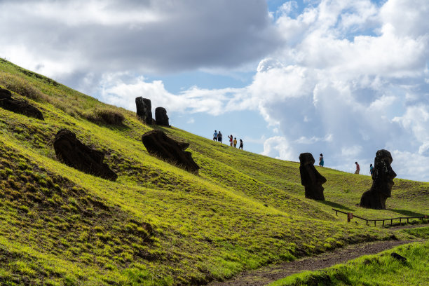 摩埃石像位于智利复活节岛(拉帕努伊)的拉诺拉库山坡上。图片下载