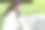 放松的女人在公园的桌子上看书。图片下载