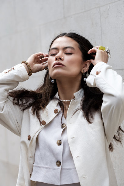 放松的混血儿女子闭着眼睛摆姿势。图片下载