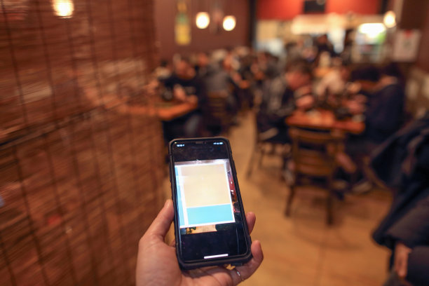 在拉面店排队时，先用手机看看菜单图片下载