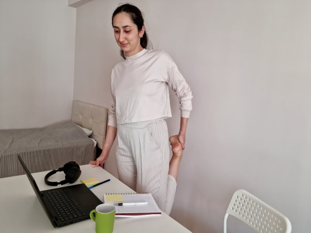 妇女在家工作时做伸展运动图片下载