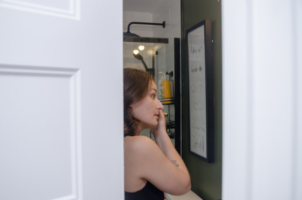 正在化妆的年轻女子图片下载