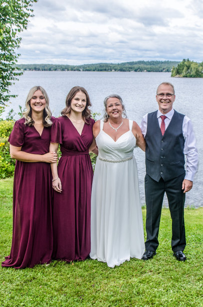 丈夫、妻子和伴娘图片下载