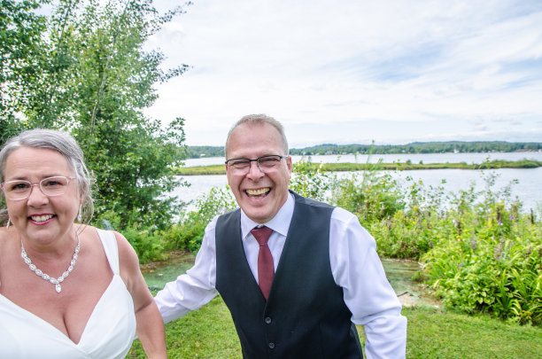 新郎和新娘大笑图片下载