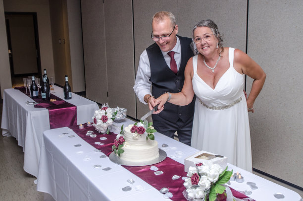 新婚夫妇切结婚蛋糕图片下载