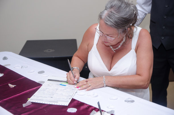 新娘签署正式的婚礼文件图片下载
