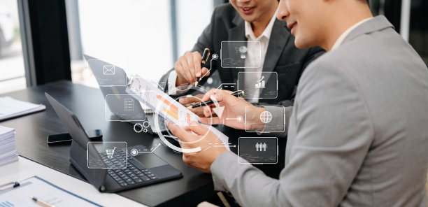 工作团队会议概念，业务使用笔记本电脑，智能手机和数字平板电脑与数字营销媒体在虚拟图标网络图办公室图片下载