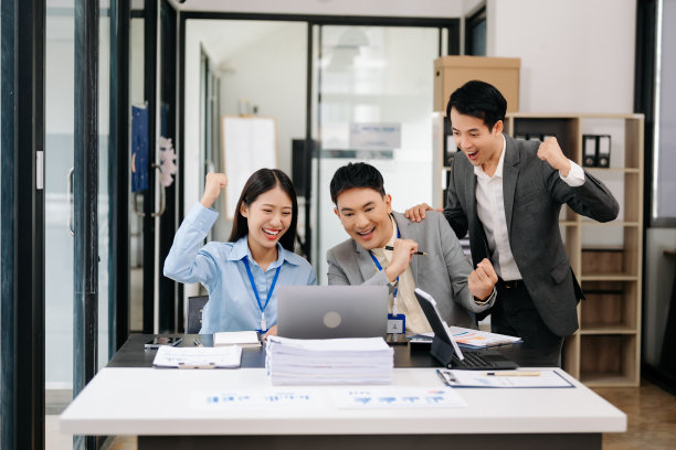 一群年轻的亚洲商业团队创意商人同事，团队合作庆祝成就和策划设计创意在办公室图片下载