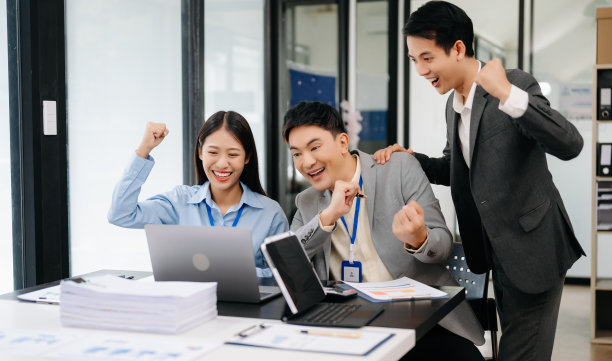 庆祝成就和规划设计的亚洲商务团队图片下载