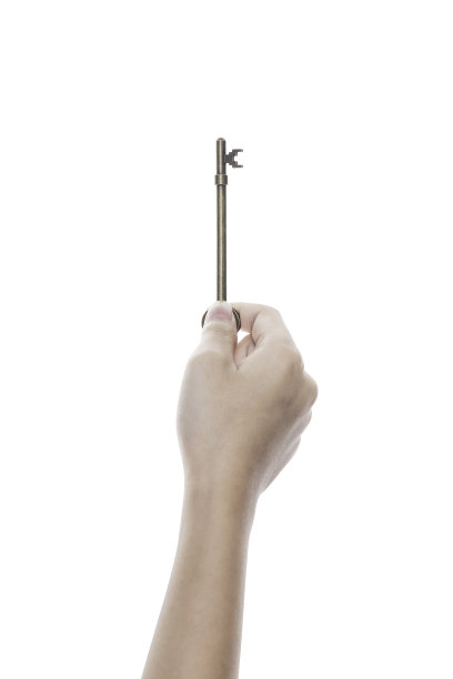 男性的手拿着一个关键孤立的白色背景与剪辑路径。图片下载