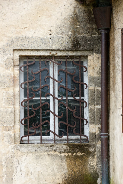 夏天法国城市巴扎斯的详细照片图片下载