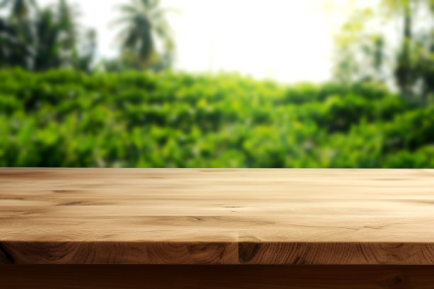 以绿色种植园为背景的空木桌用于产品展示，空间用于蒙太奇展示产品图片下载