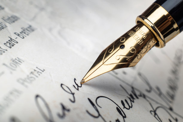 钢笔在一封古老的手写信件上。复古笔尖和手写草书风格字体铜板，斯宾塞。古老的历史背景。复古的风格。图片下载