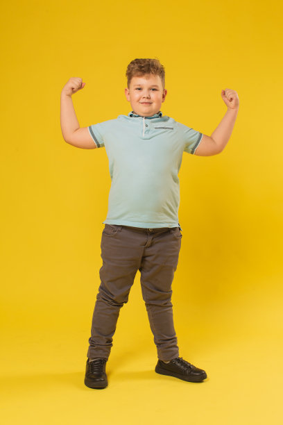 男孩在黄色背景的工作室图片下载