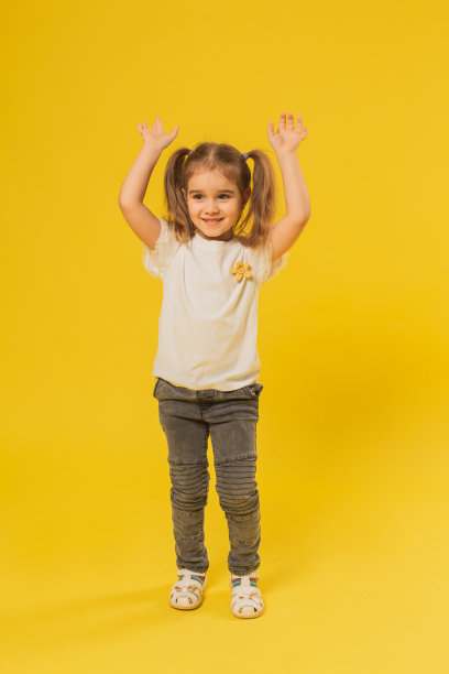 黄色背景的金发女孩图片下载