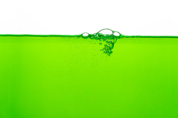 气泡和水花的特写，水花被隔离在白色的背景上。图片下载