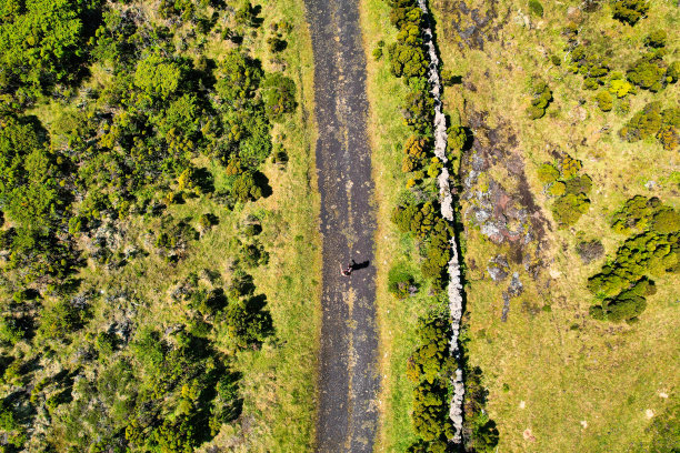 在亚速尔群岛度假的女人。无人驾驶飞机的照片图片下载