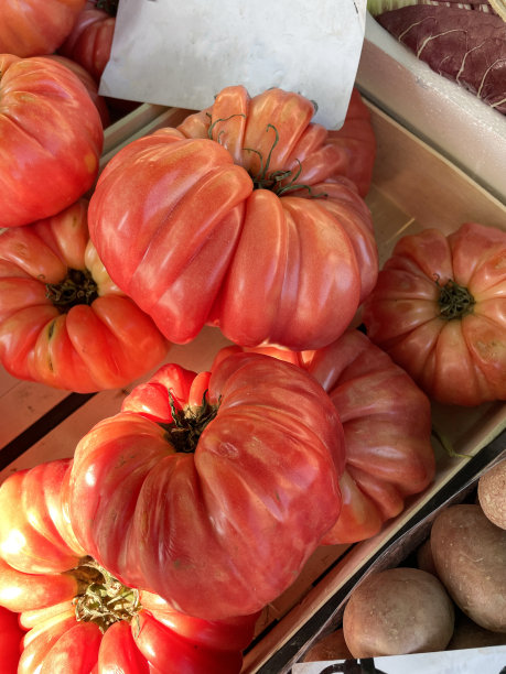 全帧图像的新鲜农产品超市货架单元，木盒板条箱装牛肉西红柿，高架视图图片下载