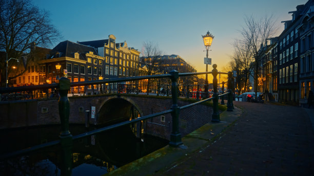 夜晚，这座桥被城市中令人惊叹的住宅楼包围图片下载