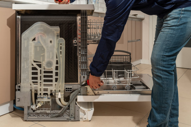 修理工正在修理洗碗机图片下载