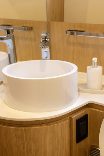 豪华游艇套间的白瓷水槽，背景有复制空间图片下载