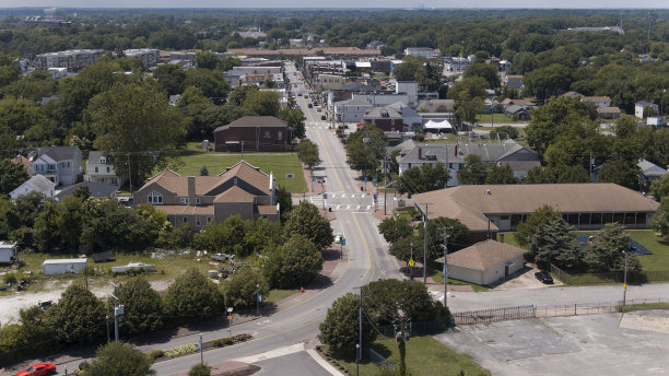 弯曲的道路，小社区在菲比斯，汉普顿，弗吉尼亚州。城市景观鸟瞰图图片下载