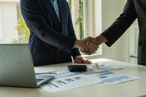 商人与合作伙伴握手问候，交易合并，创业理念，投资，团队合作，成功创业。远程图片图片下载