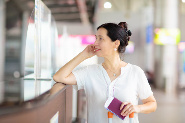 年轻的亚洲女人在机场。乘飞机旅行。图片下载