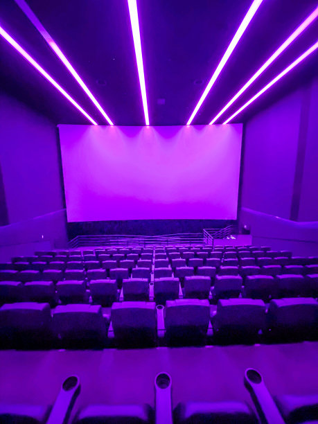 屏风和天鹅绒座椅。空的电影。模拟。首映图片下载