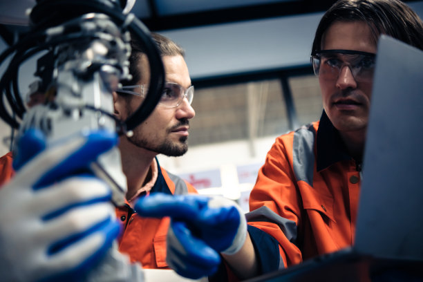 多种族技术工程师用机械臂训练图片下载