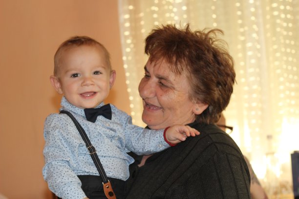 奶奶和孙子庆祝他的生日图片下载