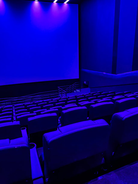 屏风和天鹅绒座椅。空的电影。模拟。首映图片下载