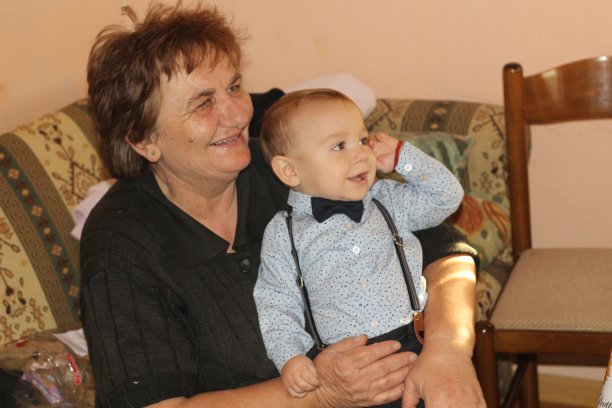 奶奶和孙子庆祝他的生日图片下载