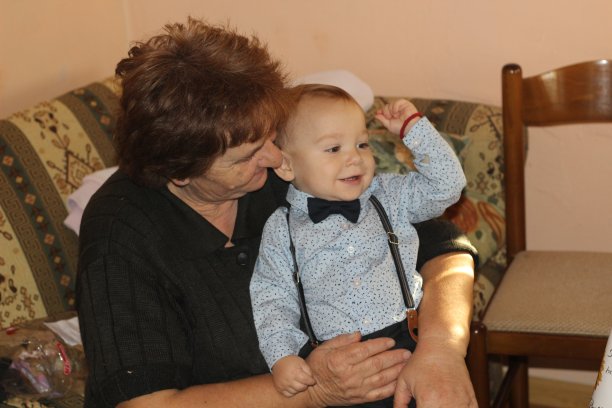 奶奶和孙子庆祝他的生日图片下载