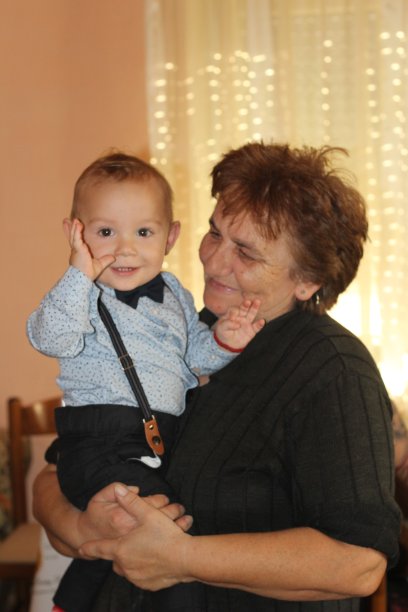 奶奶和孙子庆祝他的生日图片下载