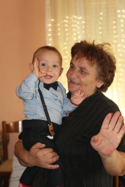 奶奶和孙子庆祝他的生日图片下载