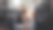 一个女人一心多用，坐在马桶上，用平板电脑工作。在任何情况下都保持高效的重要性。图片下载