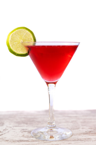 红色鸡尾酒和酸橙在白色上分离。世界性的图片下载