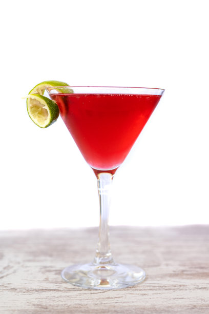 红色鸡尾酒和酸橙在白色上分离。世界性的。垂直图片下载