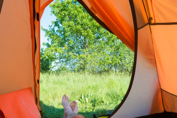 一个人在橙色的帐篷里休息图片下载