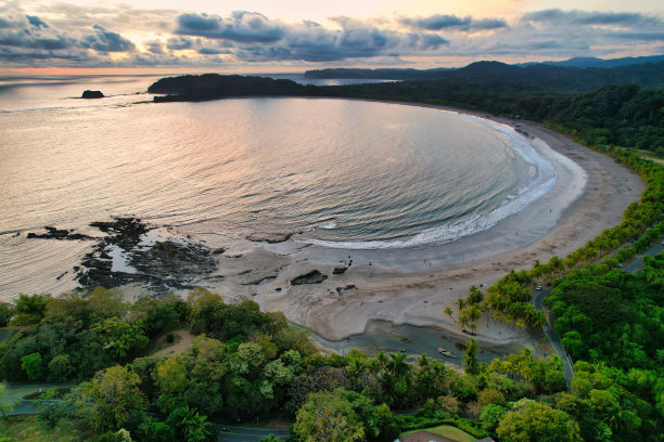 热带天堂鸟瞰图。无人驾驶飞机的照片图片下载