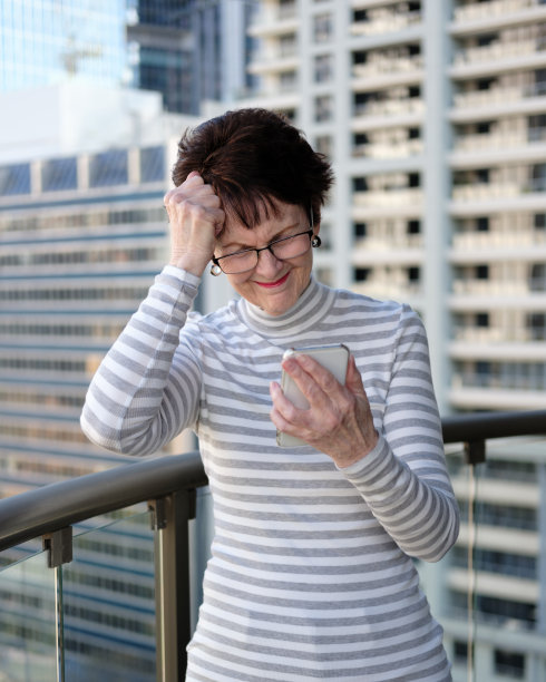高级女士拿着电话，一副沮丧的表情图片下载